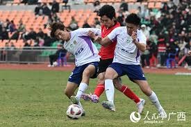 麦克·舒密特由于背伤宣布引退，费城球迷在球场为其举行了盛大的告别礼